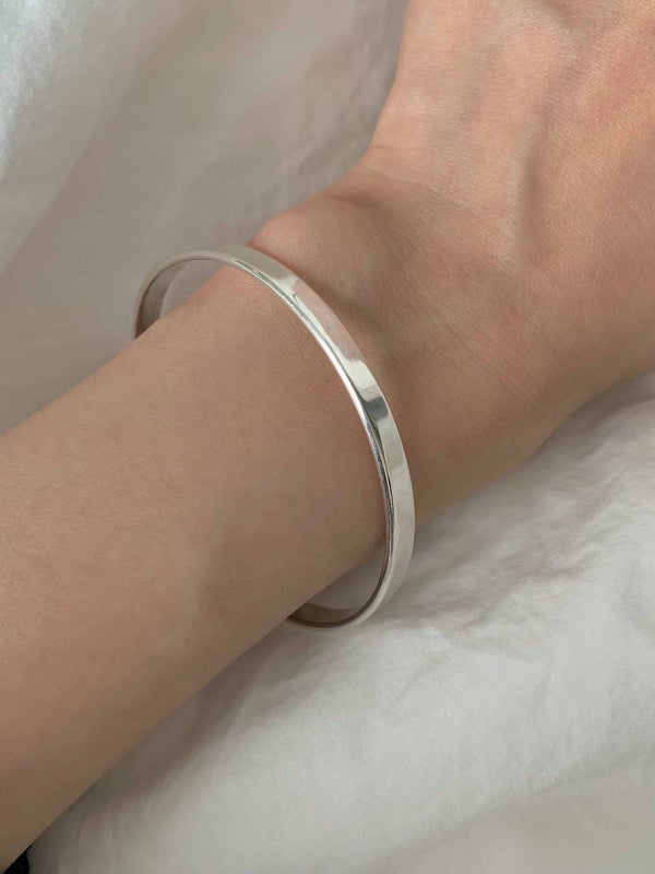 MODISH SILVER BANGLE